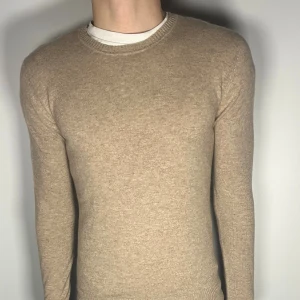 J.Lindeberg Kashmir tröja - Säljer en riktigt snygg och trendig J.Lindeberg  tröja i 100% kashmir och i fint skick, storlek S, vid frågor är det bara att skriva //Gramenti