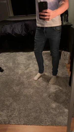 Tiger of Sweden jeans  - Säljer ett par snygga skinny/slim jeans från Tiger of Sweden i storlek 27/30, jeansen är i bra skick. Tack vare stretchen sitter de något tajtare, så de passar bäst dig som brukar ha en något mindre passform. Skriv gärna vid intresse