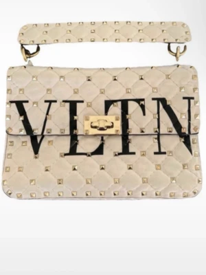 Valentino väska - Säljer min super fina valentino väska köpt på vestiare collevtive. Skriv vid intresse eller för fler bilder!🥰