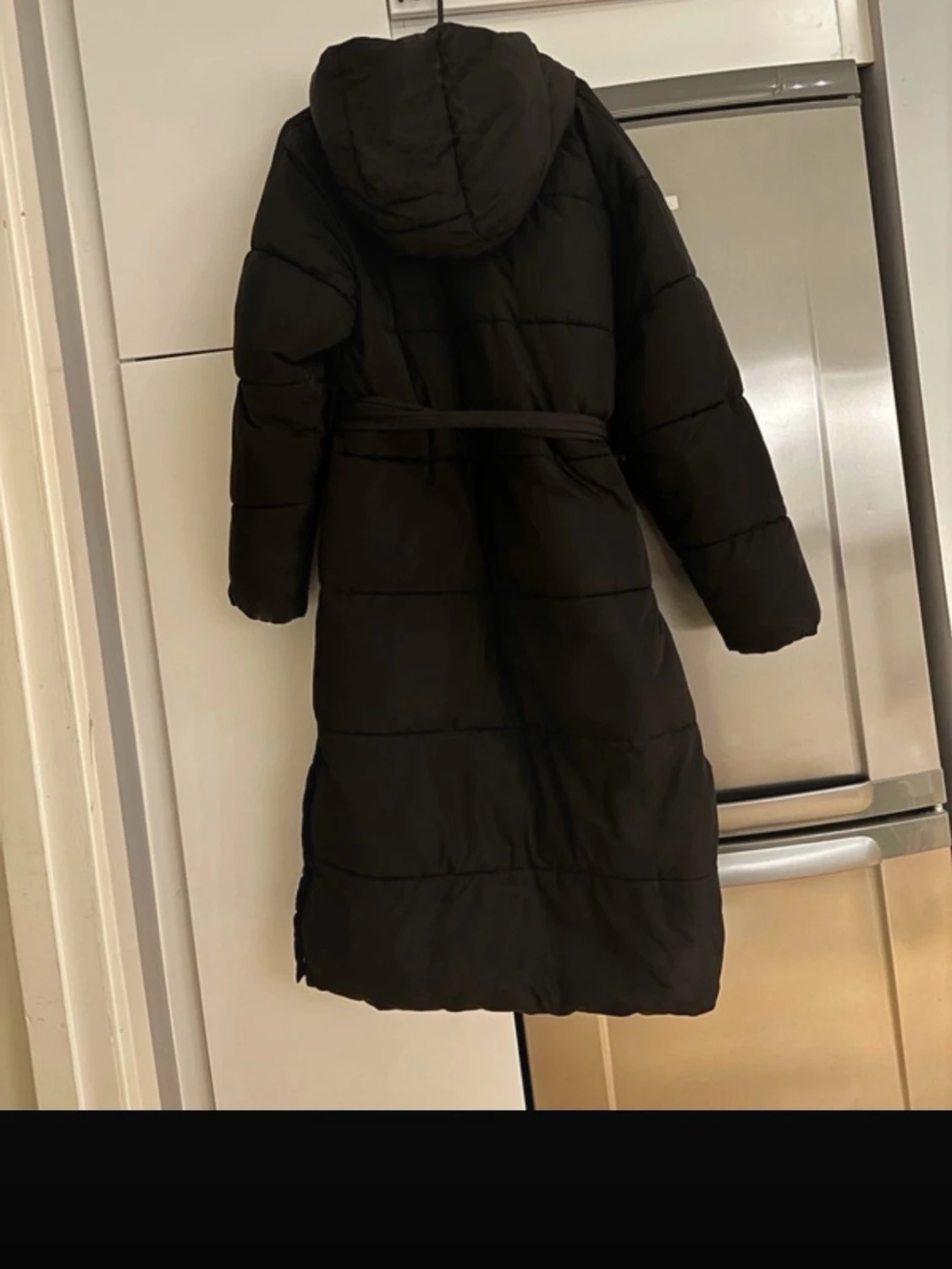 Svart lång pufferjacka med huva - 1