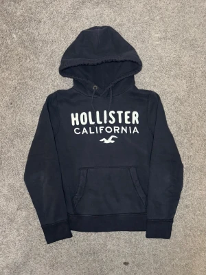 Hollister - Tja säljer nu en hollister hoodie i storlek L för endast 899kr! Pris är ej hugget i sten, hör av er i dm vid funderingar 🙌