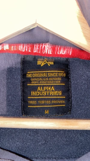 Här har vi en fin ALPHA INDUSTRIES - En fin tröja som passar alla simpel och fin storlek M med fina ditaljer 