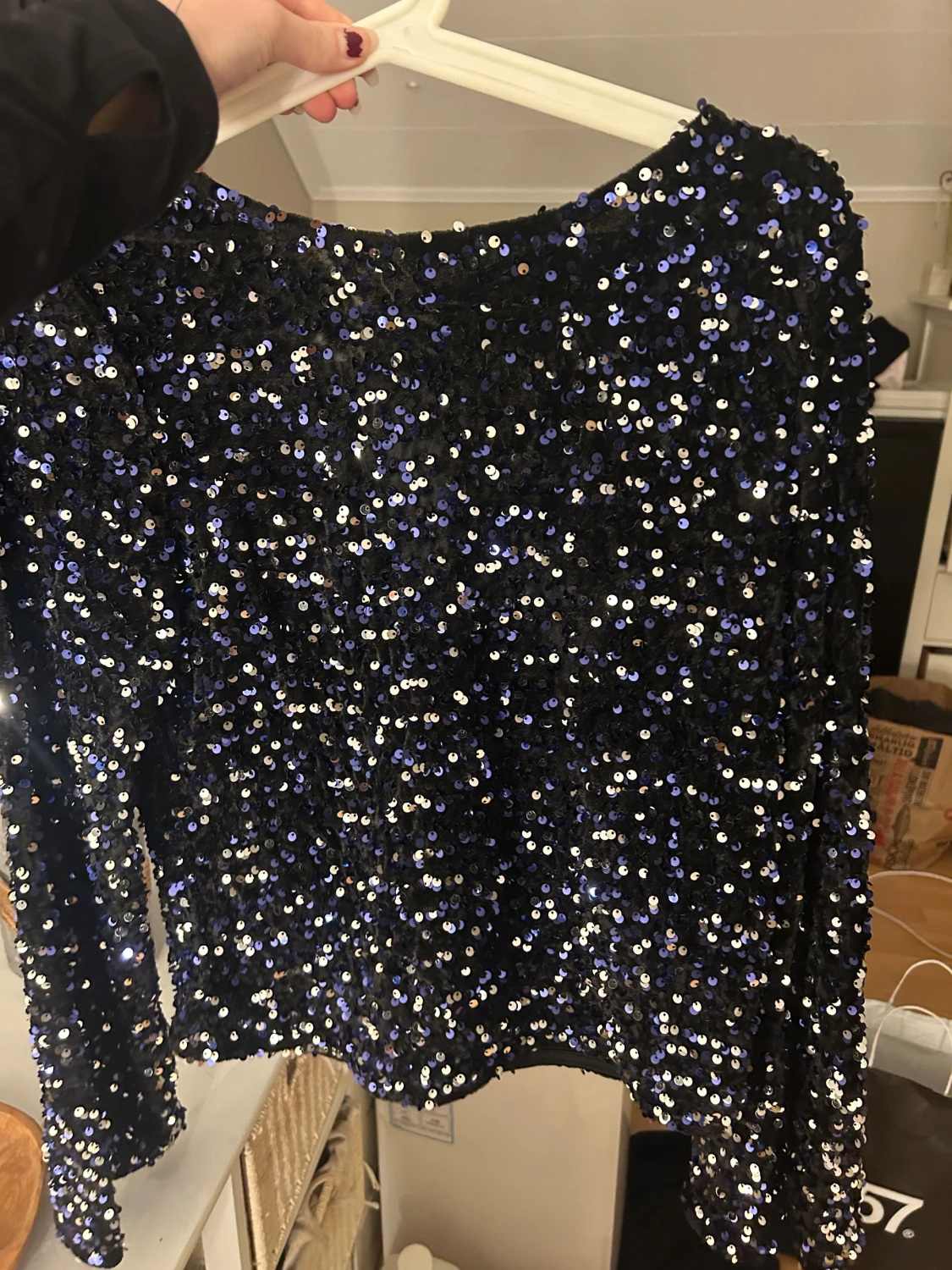 Mörkblå glittrig topp