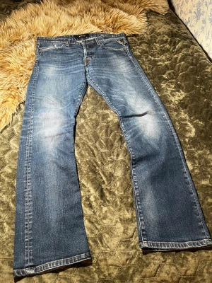 Replay waitom jeans  - Hej, säljer dessa otroligt schyssta replay waitom jeans i strl W31 L32, riktig bra skick på dom. Passar mig som på bilden är ca 180cm och väger 80kg. Sitter aningen tajt på mig men sitter mycket bättre vid rätt storlek. Dom är straightleg hör av er vid minsta fundering//Eskil