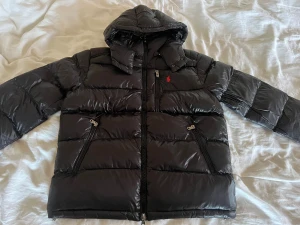  Polo Ralph Lauren Jacka - Säljes Polo Ralph Louren Jacka i nyskick,        Scan och alla taggar finns.                              Storlek  XL.                                                            Skriv vid intresse