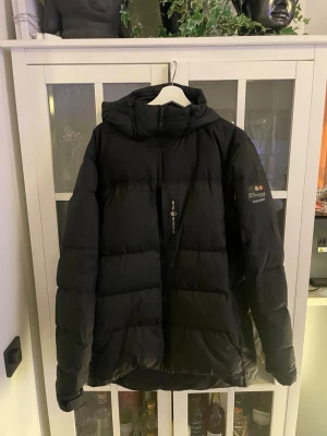 Sail Racing Jacka - Säljer nu min jacka dom är för stor för mig dock fattas dragkedjan men en snedare löser de för max 100kr därför är de verkligen ett bra pris, hör av dig för intresse 