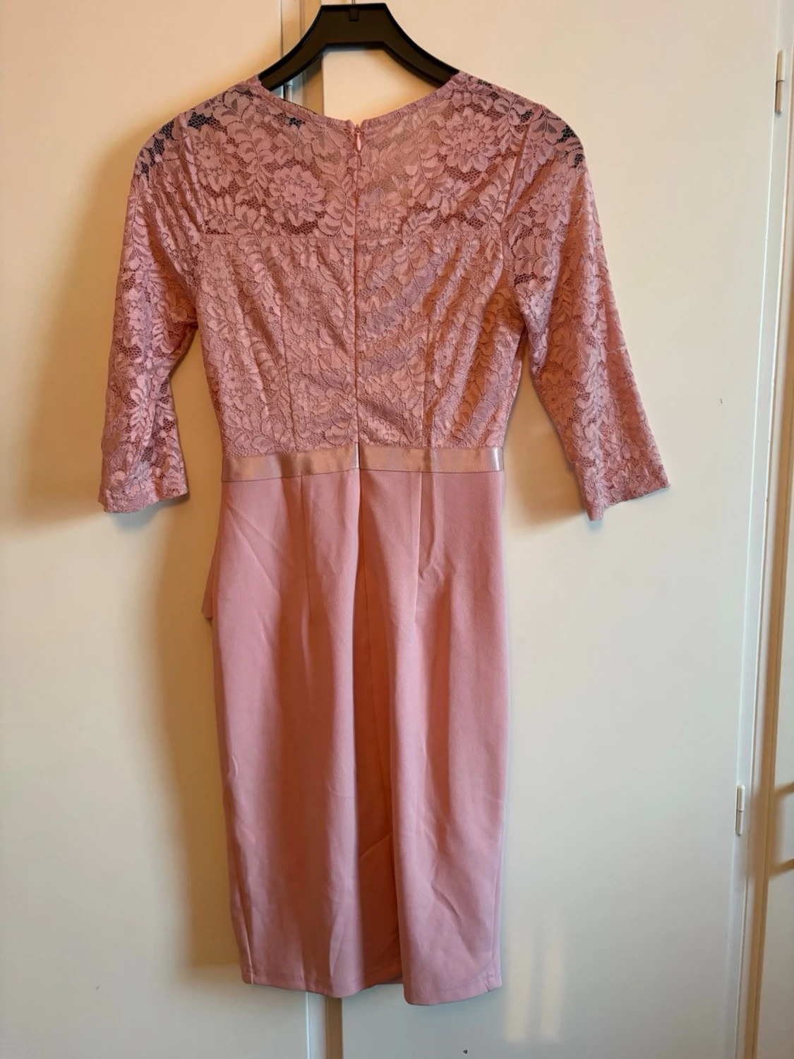 Rosa spetsklänning med volangdetalj - 1