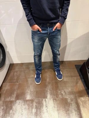 Dondup george - Dondup jeans | Riktigt feta och populära jeans | Skick= 9,5/10 | nypris= 4000 kr | vårt pris= 699kr | Hör av dig vid minsta fundering!