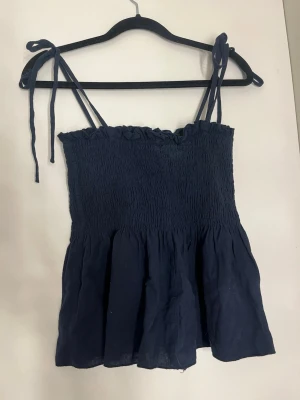 Mörkblå linnetopp med knytband - Super söt sommar topp 💕Strl S från shein 
