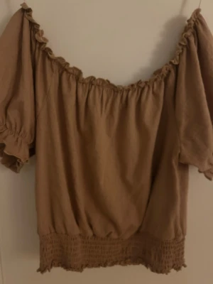 Brun topp  - En brun topp från pieces. Är i storlek S. Knappt använts. 