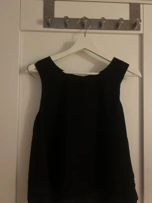 Svart linne - Svart linne från gina tricot. Är i storlek 38.