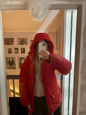 Röd fjällräven jacka - Säljer min röda Fjällräven-jacka eftersom jag vill köpa en annan vårjacka nu till våren. Den är varm, riktigt snygg och är i bra skick. Jag är 172 cm lång och brukar ha M i överdelar, och på mig sitter den bra med lite skönt utrymme. Den skulle även kunna passa större storlekar beroende på hur man vill att den ska sitta (mer oversize). Det finns ett litet igensytt hål på ryggen men det märks knappt och syns i princip inte när man har den på sig. Vintage. Tvättas innan utskick!!