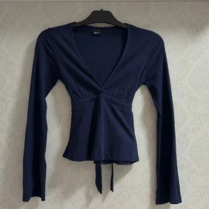 Mörkblå blus - Mörkblå blus med v-ringning och långa ärmar från Gina Tricot. Toppen har knytning baktill💕