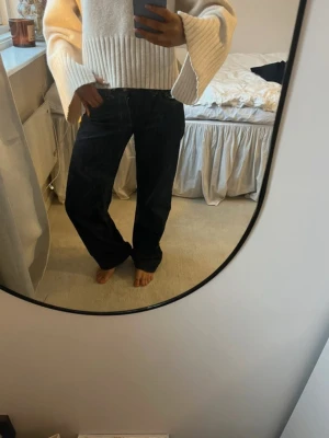 Mörkblå raka jeans - mörkblå low waist wide jeans från zara. jättefint skick! uppsydda så de passar mig som är 160 (skriv för mått). 