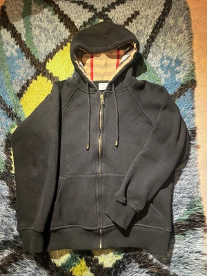 Burberry hoodie  - Jävligt fetttt burberry hoodie bra kvalitet skicket är 8/10🔥den är inte direkt M den sitter mer som XS eller S. Hör av er om ni har frågor💪🏽 pris kan diskuteras vid snabb affär😁👌🏼