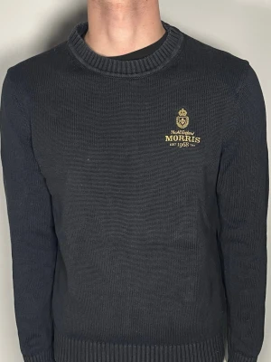 Morris tröja - Säljer en riktigt snygg och trendig Morris tröja i fint skick, storlek S, vid frågor är det bara att skriva //Gramenti