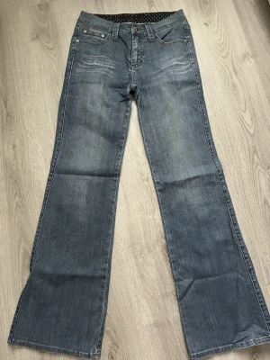 Blå bootcut jeans från Blue Fire - Snygga bootcut jeans som aldieg kommer till användning 
