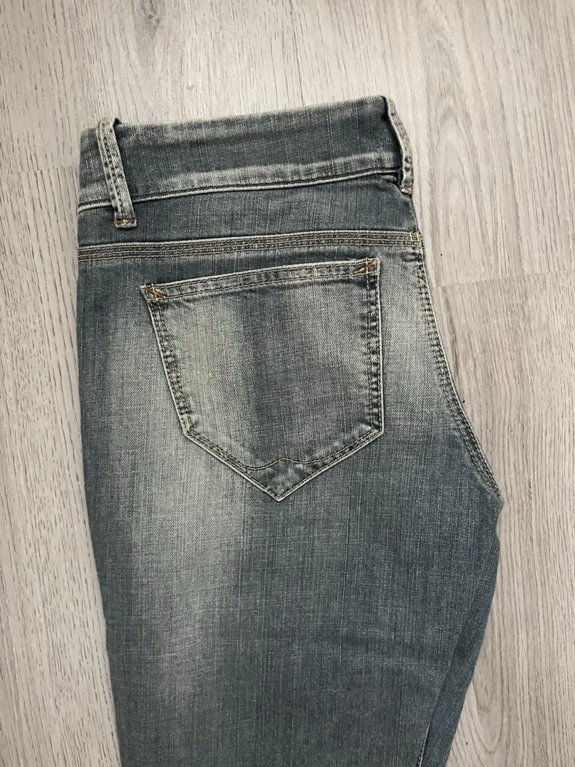 Tvåfärgade bootcut jeans med utsvängda ben - 2