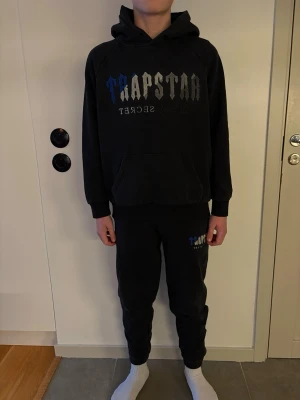 Svart loungewear-set från Trapstar - Säljer ett par svarta mjukisbyxor från Trapstar med logga tryckt på ena benet.  120kr styck men köp tillsammans för 200kr