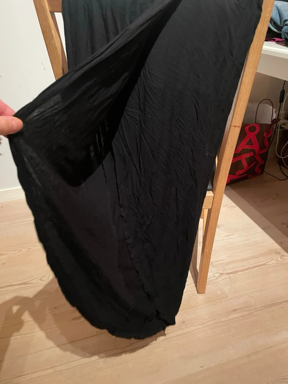 Svart långkjol i tunn polyester - 1