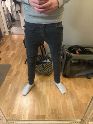 Svarta slim reeplay byxor  - Säljer ett svarta  slim jeans från reeplay med klassisk femficksdesign och smal passform. Jeansen har låg midja och är tillverkade i stretchigt bomullsmaterial för extra komfort. Perfekta för dig som gillar en ren look.