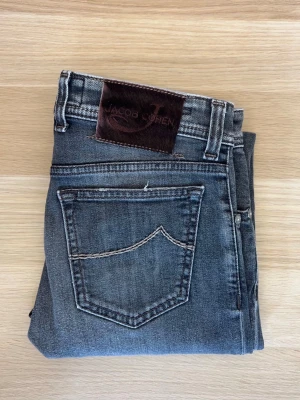Jacob Cohën Jeans | 688 C - Tvärfeta Cohën jeans i snygg tvätt😁| W32 | Modell: 688 comfort | Defekter: Nej | Midja: 40 cm | Längd: 108 cm | Innerbenslängd: 84 cm | Måttavvikelser +-1 cm | Modellen är 175 cm och väger 70 kg | Tveka inte att kontakta mig vid frågor😁