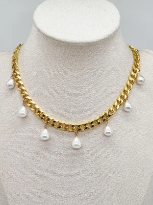 Guldpläterat halsband med pärlor  - Material- guldpläterat rostfritt stål.  Kedjetjocklek-7mm. 