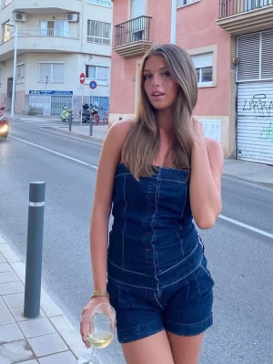 Jeans jumpsuit - Marinblå jumpsuit i jeans. Passar S och XS. Perfekt till sommaren med boots! 