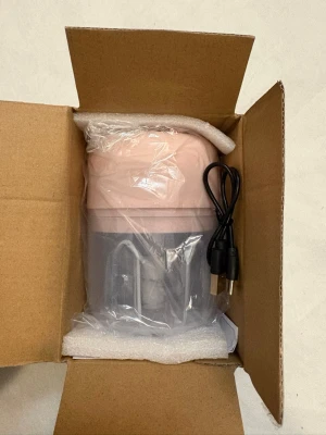Rosa elektrisk minihackare USB - Elektrisk minihackare i rosa plast med genomskinlig behållare och USB-kabel för laddning. Perfekt för att snabbt hacka grönsaker eller nötter. Kompakt och smidig design med en knapp på ovansidan för enkel användning.