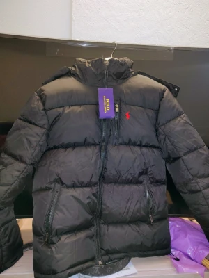 Svart pufferjacka från Polo Ralph Lauren - Priset kan diskuteras.