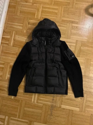 Cp company cardigan - Säljer min fina Cp company cardigan i strlk M. Riktigt bra skick och inga skador. Pris kan diskuteras vid snabb affär!