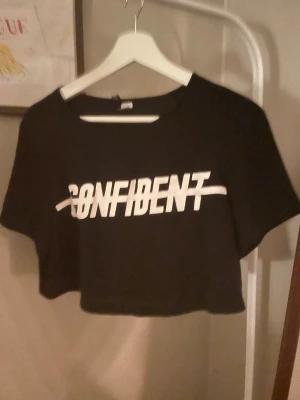 Svart croppad topp - Cropped tröja i lite finare material än vanlig T-shirt. I mycket bra skick! Kolla gärna i min profil för att köpa i bundle och få rabatter!💗