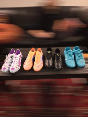 Fotbollsskor och innefotbollsskor - Från vänster:                                      Fotbollsskor stl 42, säljer för 999. Innefotbollsskor stl42 2/3, nypris 1799 jag säljer dem för 999.                 Innefotbollsskor stl 42 säljer för 499. Innefotbollsskor storlek 41, nypris 1599 jag säljer för 999. Alla skorna är helt nya. 