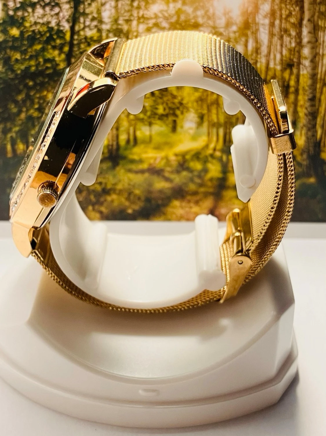 Guldig klocka med mesharmband och stenar - 2