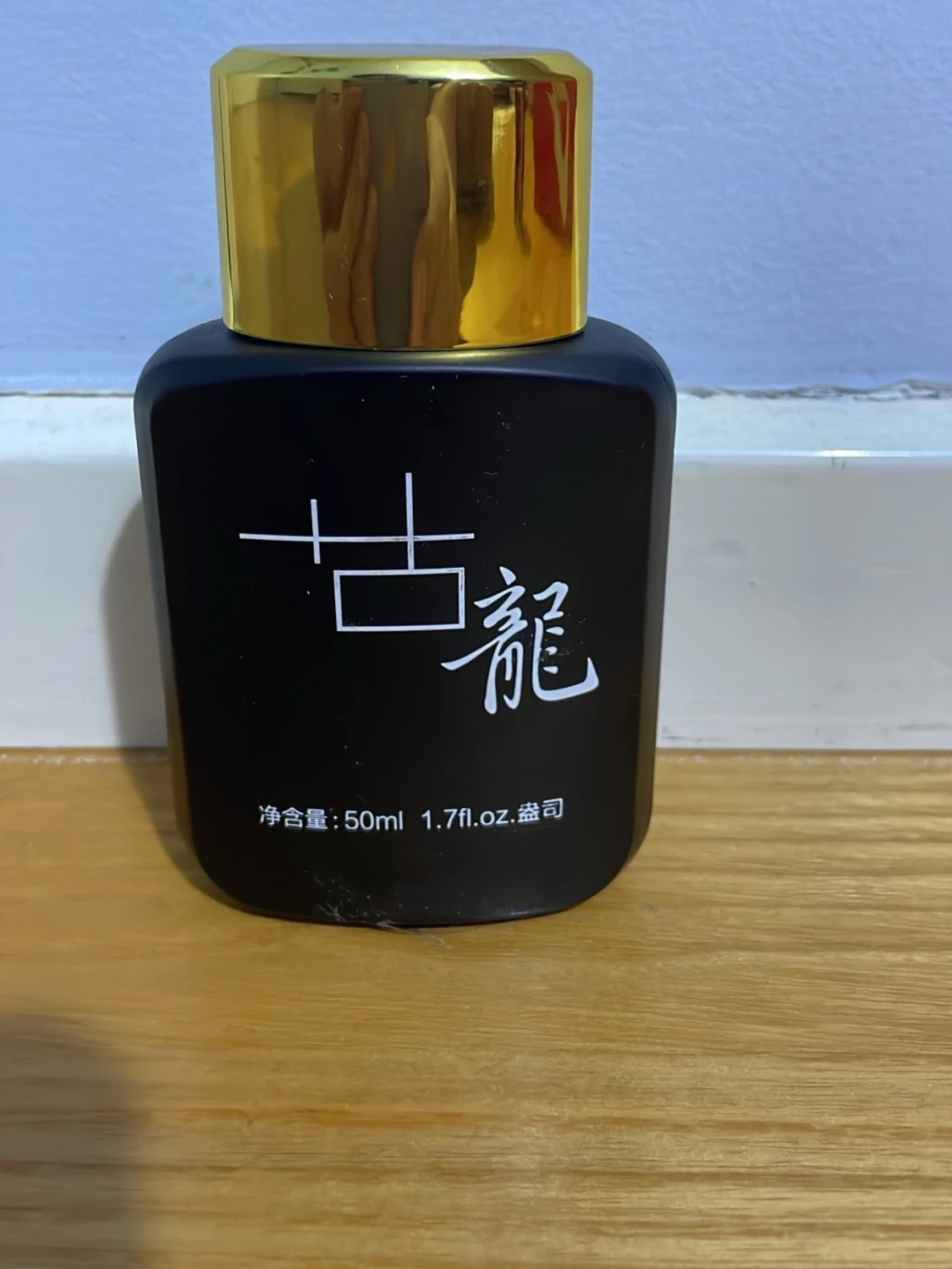 Svart parfymflaska med guldkork 50ml - 1