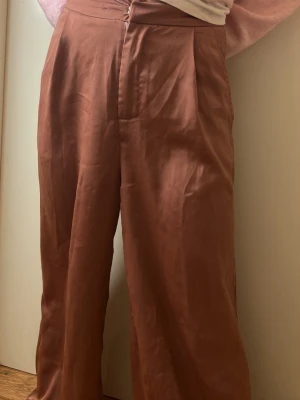 Kostymbyxor material silkeliknande - Har inte kommit till användning materialet känns som silkes