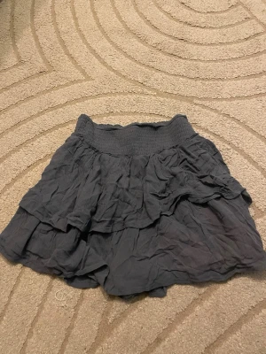 Hollister kjol❤️ - Snygg mörkgrå/blå kortkjol med volanger och bred resår i midjan. Lite skrynklig. shorts under😊 Använd gärna köp nu❤️