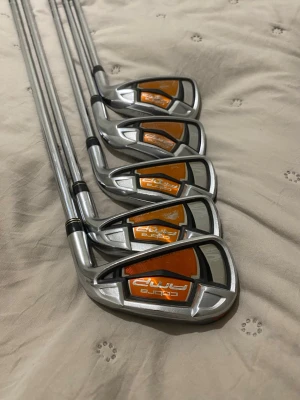 Cobra AMP Järn 5-9 - .Säljer en Cobra AMP järnset 5-9 en klassiker som ger massa distans och höjd. Har en E9 face technology. Den har Breda sulan och låga CG gör de super stabila från rough eller fairway.   Regular flex, stål  Högerhänt  Golf Pride ny grepp   Hämtas vid Knivsta Station, eller skickas mot frakt.Köparen betalar kostnaderna för frakt och köpskydd.