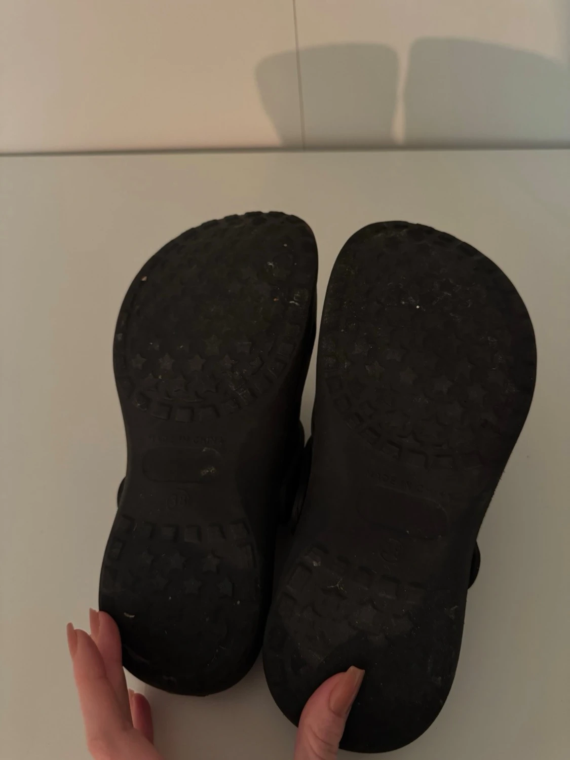 Svarta tofflor med hål - 2