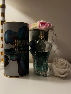 Jean Paul Gaultier le beau Flower edition  - Jean Paul Gaultier Le Beau Flower Edition 10ml sample. Det är en doft för män med huvudsakliga ackord som är citrus, ozoniska och aromatiska. Noterna i parfymen inkluderar Violblad, Kumquat, Cashmeran, Citron, Geranium och Tonkaböna. Denna fräscha och träiga doft är bäst lämpad att bäras på Dagtid under Vår- och Sommarsäsongerna. SignatureScents ger dig priserna: [3ml, 45kr] [5ml,  70kr] [10ml, 130kr]