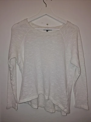 Vit stickad tröja  - Mysig vit stickad tröja som passar perfekt för lager på lager. Enkel och stilren design som funkar till det mesta.