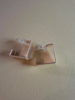 Silvriga kantiga örhängen i metall - Fler fina accessoarer finns på min profil 💍  More exquisite accessories on my profile listings.