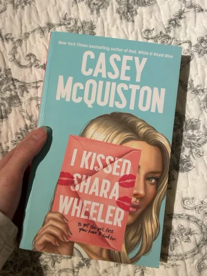 I Kissed Shara Wheeler av Casey McQuiston - Boken är skriven av Casey McQuiston och handlar om mysterier, kärlek och identitet bland ungdomar. Perfekt för dig som gillar romantiska och spännande berättelser.