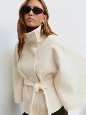 Belt cape jacket - Gina tricot  - Jätte fin och populär jacka som är helt slutsåld på Gina. Använd några få gånger men inga tecken på defekter !! Färgen är benvit/ krämvit. As snygg nu till våren! Hör av er vid fler frågor 💓💓💓