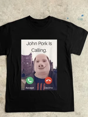 John Porka  🐷 📞  - Cool svart t-shirt med ett stort tryck på framsidan som föreställer ett skämtmotiv med texten 'John Pork Is Calling.'  Skriv för storlek!