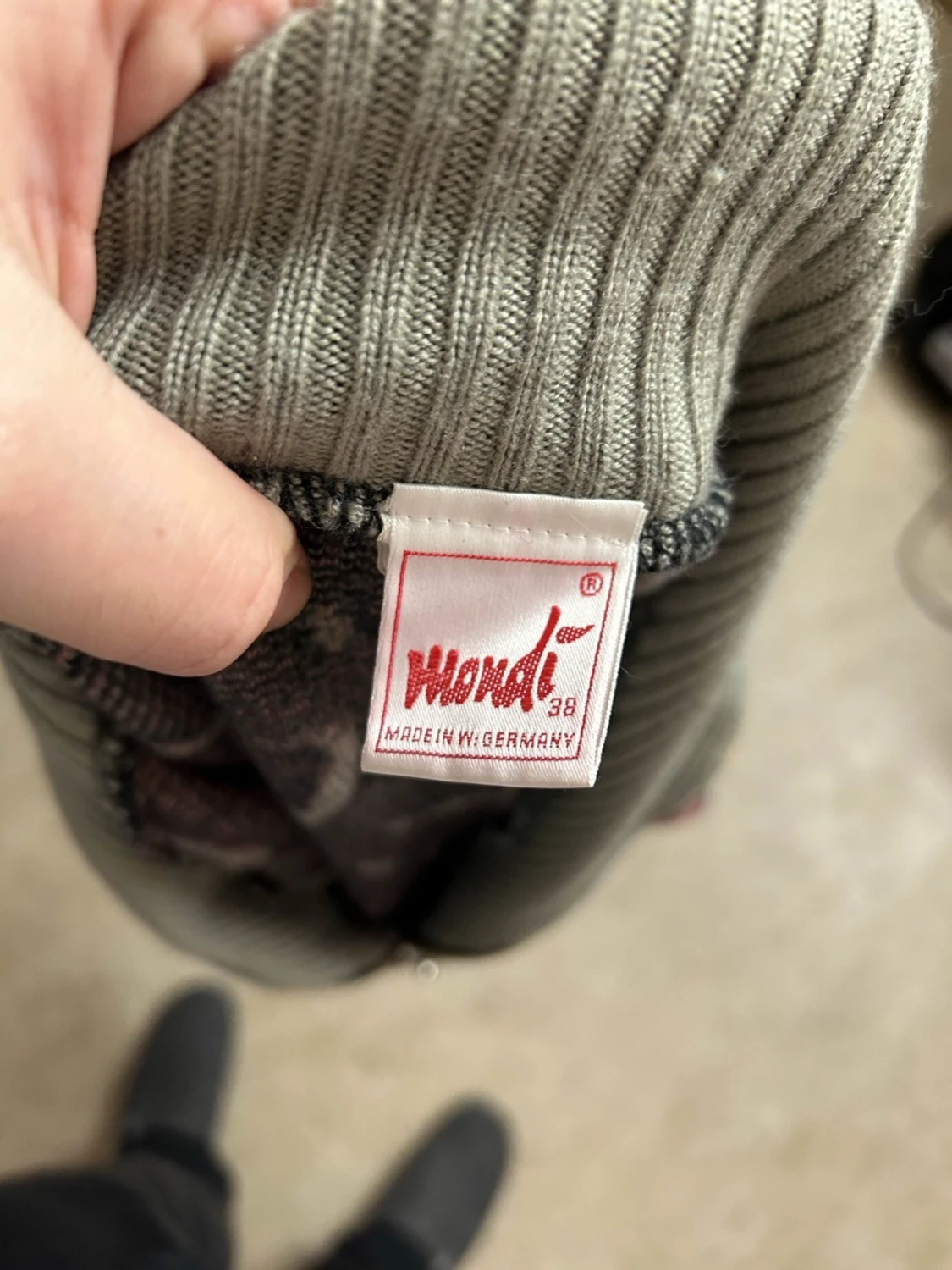 Grå stickad tröja med grafiskt mönster - 2