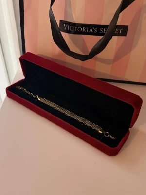 Guld Armband - Helt ny aldrig använd. Rostfritt ståo. Justerbar.