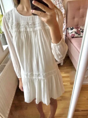 Chloé 100% siden klänning  - Jätte fin klänning från chloé. Köpt för 7000kr. Den är i 100% silke och är i mycket fint skick. Jag är 165 cm och har xs i allt. Den är i storlek 14🩷