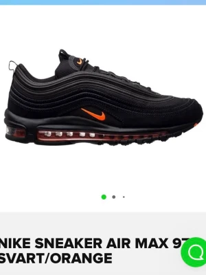 Nike Air Max 97 svart/orange sneakers - Nike Air Max 97 sneakers i svart med orange detaljer och reflekterande ränder. Klassisk vågig design, synlig Air-sula och snörning. Swoosh-logga i orange på sidan och tungan. Tillverkade i syntetmaterial och textil för en sportig look. Använda 2 gånger