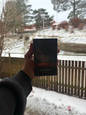 Stronger With You Absolutely parfym - Stronger With You Absolutely från Emporio Armani är en parfym i en elegant svart och kopparfärgad förpackning. Flaskan rymmer 100 ml och har en modern, stilren design som känns lyxig och tidlös. Perfekt för dig som gillar exklusiva dofter.